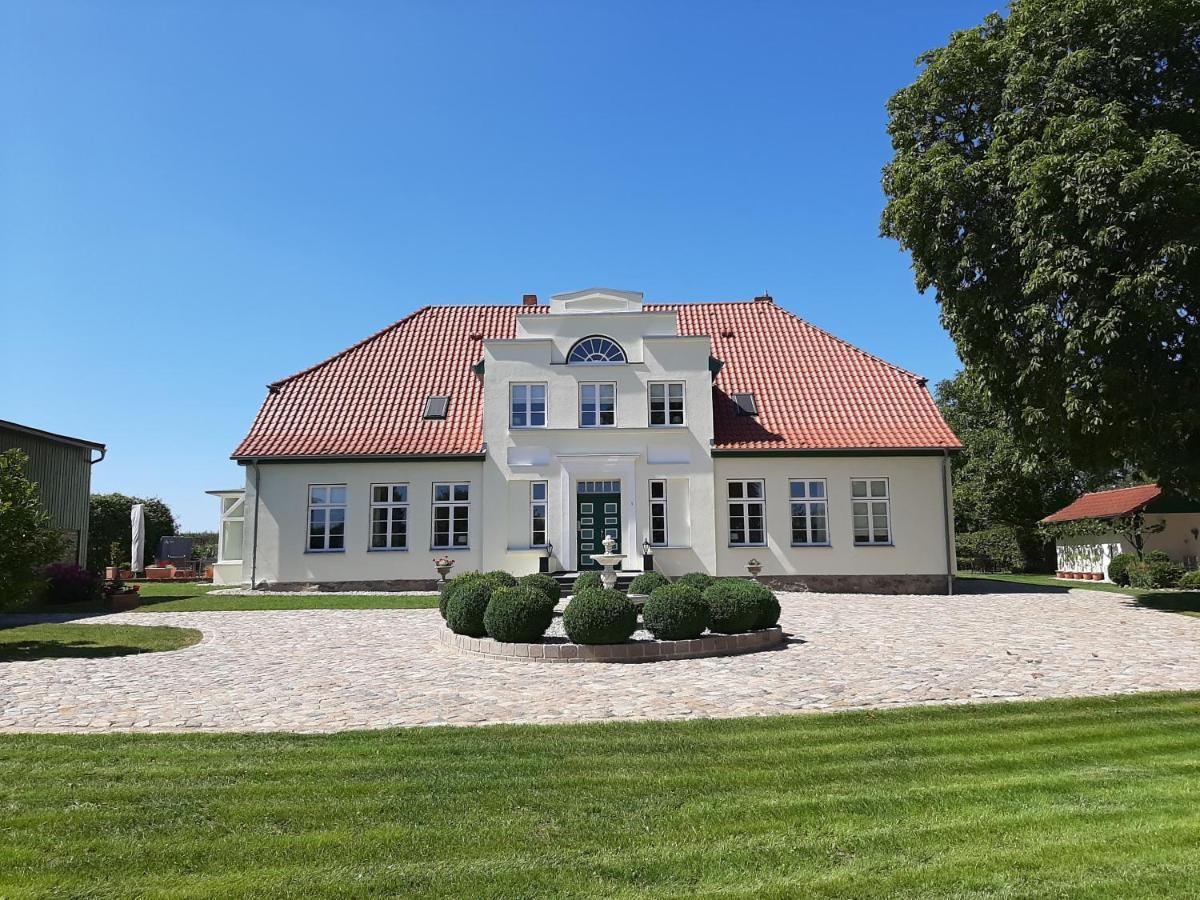 Gutshaus Neu Farpen Hotel Neuburg  Buitenkant foto